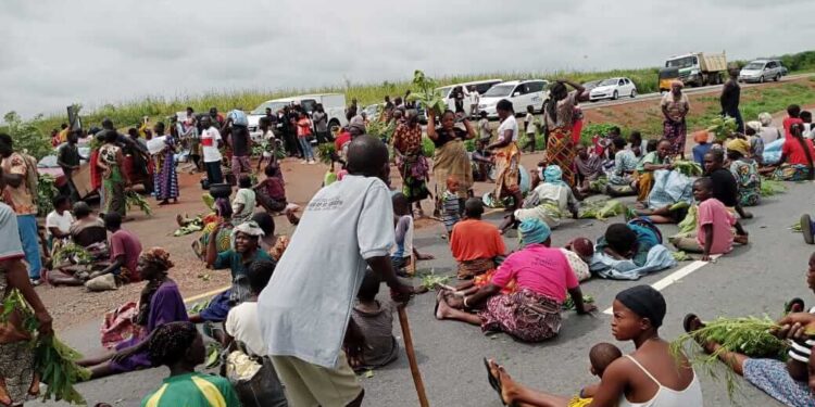 Breaking: Yelewata IDPs Shut Down Makurdi-Abuja Road in Protest of Government Neglect